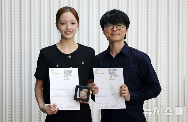 [서울=뉴시스] 김선웅 기자 = 제54회 스위스 로잔 국제 발레 콩쿠르(Prix de Lausanne)에서 전체 2위와 관객상을 수상한 발레리나 염다연(17)과 염 양의 부친이자 코칭을 담당한 발레리노 염지훈 발레 웨스트 스튜디오 대표가 19일 서울 서초구 코리아유스발레스타즈에서 기자간담회를 하며 사진촬영을 하고 있다. 2026.02.19. mangusta@newsis.com