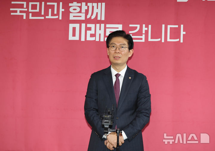 [서울=뉴시스] 조성봉 기자 = 조정훈 국민의힘 인재영입위원회 위원장이 19일 오후 서울 여의도 국회에서 인재영입위 3차 회의를 마치고 취재진의 질문에 답변하고 있다. 2026.02.19. suncho21@newsis.com