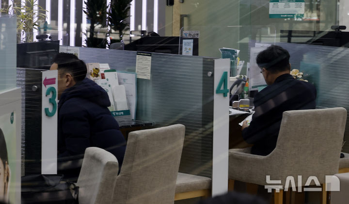 [서울=뉴시스] 김혜진 기자 = 사진은 19일 서울 시내 은행 대출 창구. 2026.02.19. jini@newsis.com