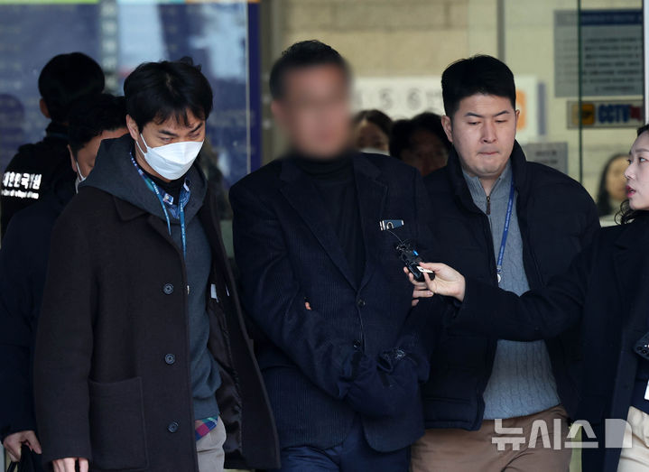 [서울=뉴시스] 배훈식 기자 = 인천 강화군 중증장애인 거주시설 '색동원' 시설장 김모 씨가 19일 오전 서울 서초구 중앙지방법원에서 열린 성폭력처벌법 위반(장애인 강간·강제추행) 및 장애인복지법 위반 혐의에 대한 구속 전 피의자 심문(영장실질심사)을 마친 뒤 호송차량으로 이동하고 있다. 2026.02.19. dahora83@newsis.com