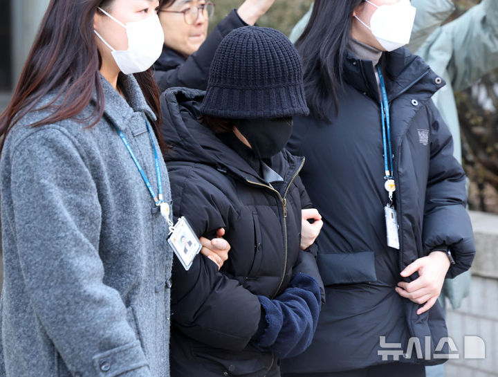 [서울=뉴시스] 배훈식 기자 = 인천 강화군 중증장애인 거주시설 '색동원' 종사자 A씨가 19일 오전 서울 서초구 중앙지방법원에서 열린 장애인들을 폭행한 혐의(장애인복지법상 폭행)에 대한 구속 전 피의자 심문(영장실질심사)을 마친 뒤 호송차량으로 이동하고 있다. 2026.02.19. dahora83@newsis.com