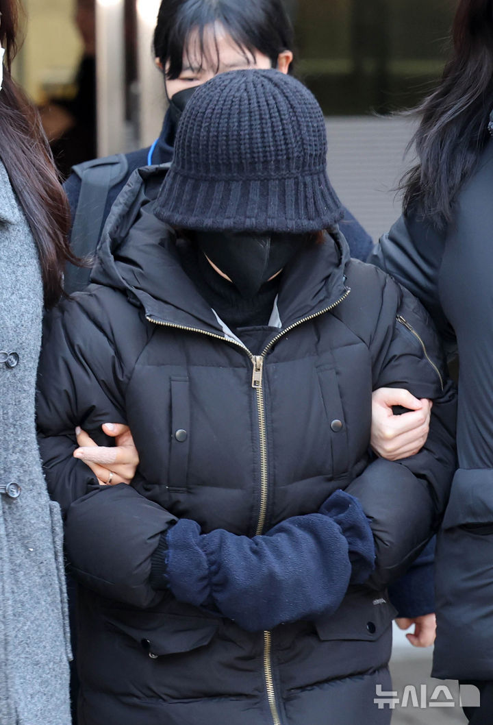 [서울=뉴시스] 배훈식 기자 = 인천 강화군 중증장애인 거주시설 '색동원' 종사자 A씨가 19일 오전 서울 서초구 중앙지방법원에서 열린 장애인들을 폭행한 혐의(장애인복지법상 폭행)에 대한 구속 전 피의자 심문(영장실질심사)을 마친 뒤 호송차량으로 이동하고 있다. 2026.02.19. dahora83@newsis.com