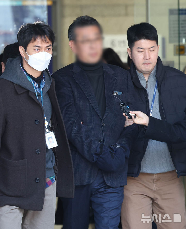 [서울=뉴시스] 배훈식 기자 = 인천 강화군 중증장애인 거주시설 '색동원' 시설장 김모 씨가 19일 오전 서울 서초구 중앙지방법원에서 열린 성폭력처벌법 위반(장애인 강간·강제추행) 및 장애인복지법 위반 혐의에 대한 구속 전 피의자 심문(영장실질심사)을 마친 뒤 호송차량으로 이동하고 있다. 2026.02.19. dahora83@newsis.com