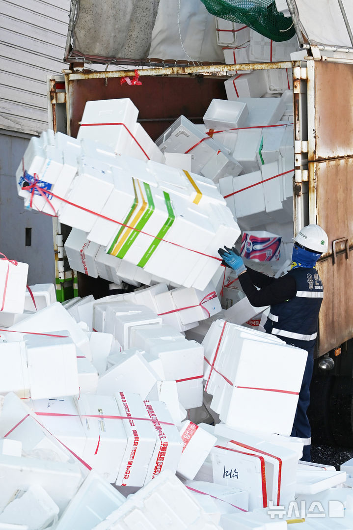 [용인=뉴시스] 김종택 기자 = 19일 경기 용인시 처인구 이동읍 공공재활용센터에서 관계자가 설 연휴기간에 배출된 스티로폼을 처리하고 있다. 2026.02.19. jtk@newsis.com