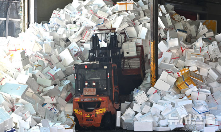 [용인=뉴시스] 김종택 기자 = 19일 경기 용인시 처인구 이동읍 공공재활용센터에서 관계자가 설 연휴기간에 배출된 스티로폼을 처리하고 있다. 2026.02.19. jtk@newsis.com