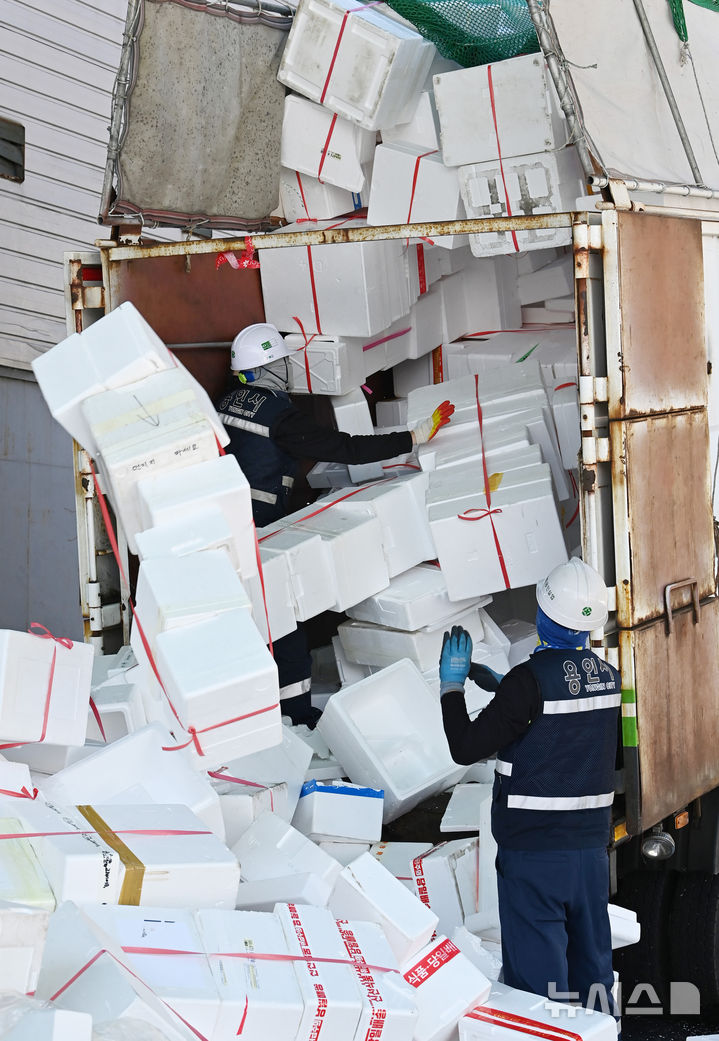 [용인=뉴시스] 김종택 기자 = 19일 경기 용인시 처인구 이동읍 공공재활용센터에서 관계자가 설 연휴기간에 배출된 스티로폼을 처리하고 있다. 2026.02.19. jtk@newsis.com