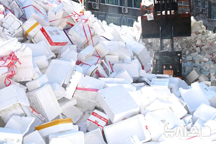 [용인=뉴시스] 김종택 기자 = 19일 경기 용인시 처인구 이동읍 공공재활용센터에서 관계자가 설 연휴기간에 배출된 스티로폼을 처리하고 있다. 2026.02.19. jtk@newsis.com