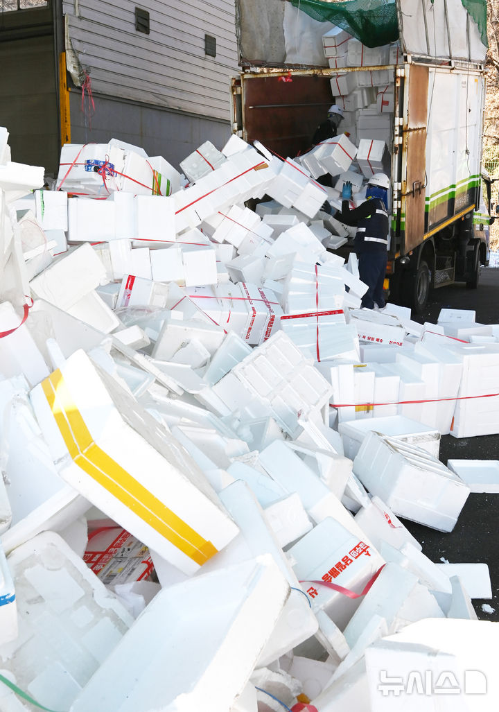 [용인=뉴시스] 김종택 기자 = 19일 경기 용인시 처인구 이동읍 공공재활용센터에서 관계자가 설 연휴기간에 배출된 스티로폼을 처리하고 있다. 2026.02.19. jtk@newsis.com