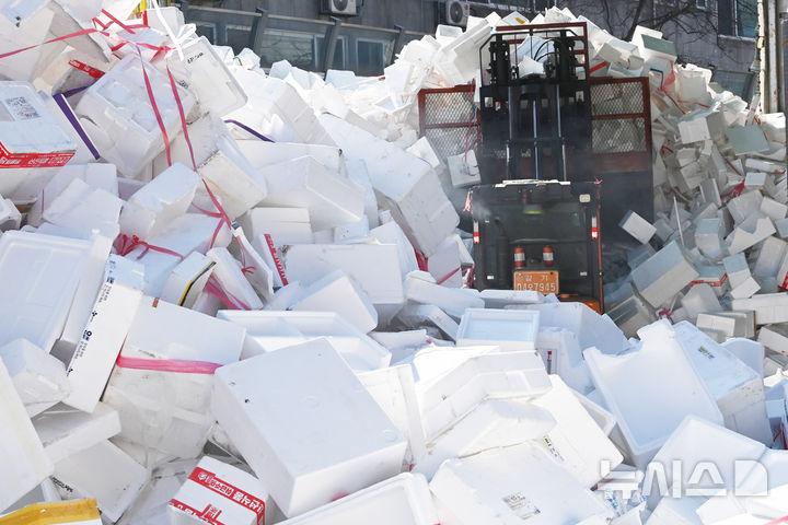 [용인=뉴시스] 김종택 기자 = 19일 경기 용인시 처인구 이동읍 공공재활용센터에서 관계자가 설 연휴기간에 배출된 스티로폼을 처리하고 있다. 2026.02.19. jtk@newsis.com