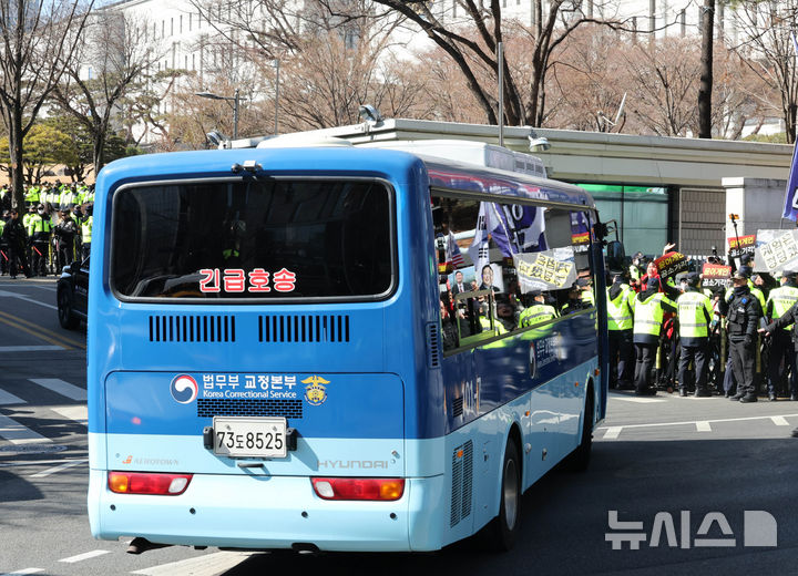 [서울=뉴시스] 배훈식 기자 = 윤석열 전 대통령의 내란 우두머리 혐의에 대한 1심 선고일인 19일 오후 서울 서초구 중앙지방법원으로 윤 전 대통령을 태운 호송차가 들어가고 있다. 2026.02.19. dahora83@newsis.com