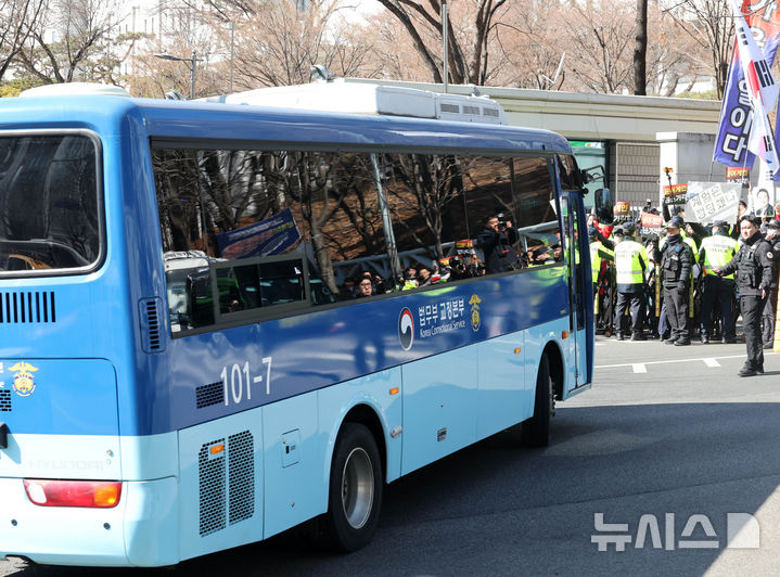 [서울=뉴시스] 배훈식 기자 = 윤석열 전 대통령의 내란 우두머리 혐의에 대한 1심 선고일인 19일 오후 서울 서초구 중앙지방법원으로 윤 전 대통령을 태운 호송차가 들어가고 있다. 2026.02.19. dahora83@newsis.com