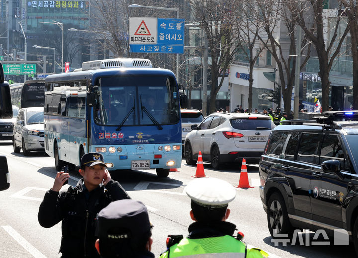 [서울=뉴시스] 배훈식 기자 = 윤석열 전 대통령의 내란 우두머리 혐의에 대한 1심 선고일인 19일 오후 서울 서초구 중앙지방법원으로 윤 전 대통령을 태운 호송차가 들어가고 있다. 2026.02.19. dahora83@newsis.com
