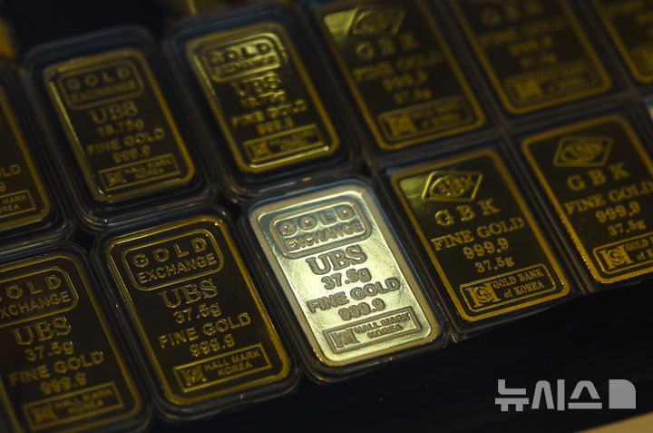 [서울=뉴시스] 정병혁 기자 = 19일 서울시내 금은방에 골드바가 진열되어 있다.2026.02.19. jhope@newsis.com