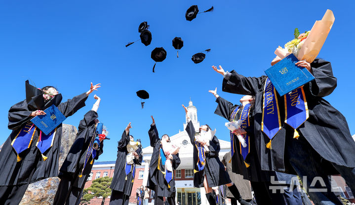 [대구=뉴시스] 이무열 기자 = 19일 대구 달서구 계명대학교 성서캠퍼스에서 열린 2025학년도 전기 학부 학위수여식에서 졸업생들이 학사모를 하늘 높이 던지며 기념촬영하고 있다. 2026.02.19. lmy@newsis.com