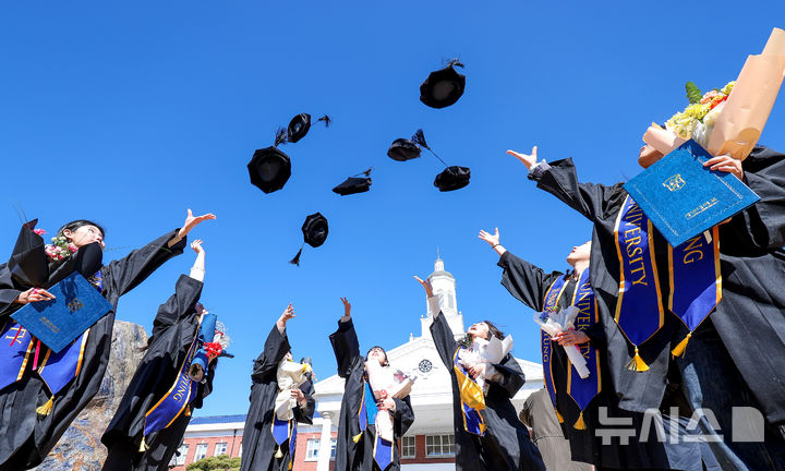 [대구=뉴시스] 이무열 기자 = 19일 대구 달서구 계명대학교 성서캠퍼스에서 열린 2025학년도 전기 학부 학위수여식에서 졸업생들이 학사모를 하늘 높이 던지며 기념촬영하고 있다. 2026.02.19. lmy@newsis.com