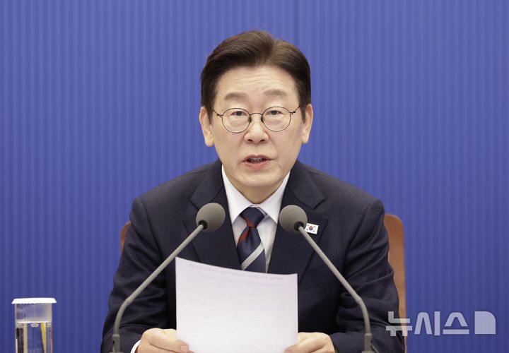 [서울=뉴시스] 최동준 기자 = 이재명 대통령이 19일 청와대에서 열린 수석보좌관회의에서 발언하고 있다. 2026.02.19. photocdj@newsis.com