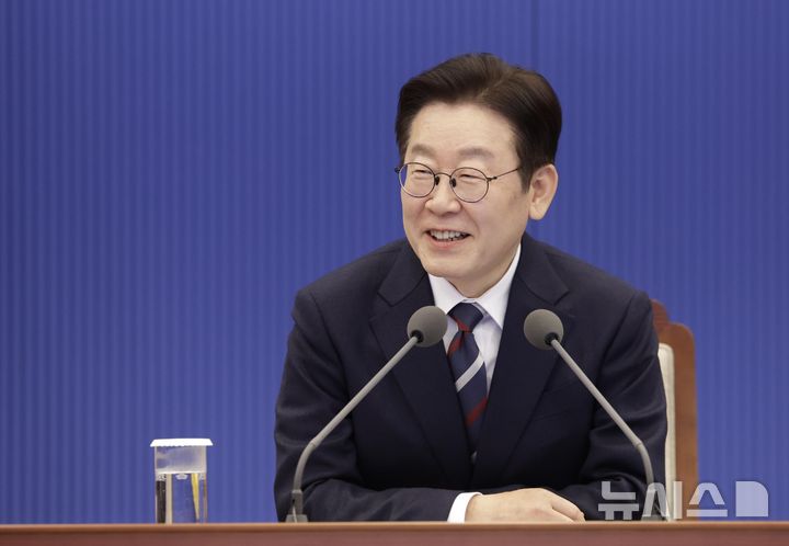 [서울=뉴시스] 최동준 기자 = 이재명 대통령이 19일 청와대에서 열린 수석보좌관회의에서 발언하고 있다. 2026.02.19. photocdj@newsis.com