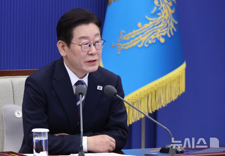 [서울=뉴시스] 최동준 기자 = 이재명 대통령이 19일 청와대에서 열린 수석보좌관회의에서 발언하고 있다. 2026.02.19. photocdj@newsis.com