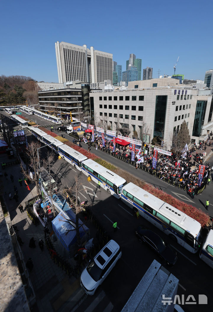 [서울=뉴시스] 배훈식 기자 = 윤석열 전 대통령의 내란 우두머리 혐의에 대한 1심 선고일인 19일 오후 서울 서초구 중앙지방법원 주변에 경찰이 세운 차벽이 도로를 통제하고 있다. 2026.02.19. dahora83@newsis.com