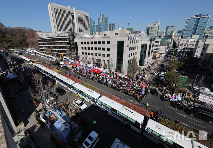 [서울=뉴시스] 배훈식 기자 = 윤석열 전 대통령의 내란 우두머리 혐의에 대한 1심 선고일인 19일 오후 서울 서초구 중앙지방법원 주변에 경찰이 세운 차벽이 도로를 통제하고 있다. 2026.02.19. dahora83@newsis.com