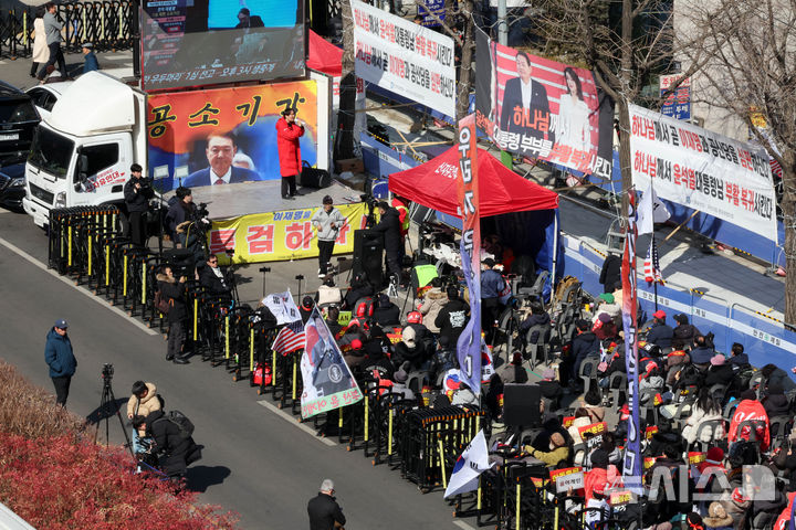 [서울=뉴시스] 배훈식 기자 = 윤석열 전 대통령의 내란 우두머리 혐의에 대한 1심 선고일인 19일 오후 서울 서초구 중앙지방법원 주변에 윤 전 대통령 지지자들이 공소 기각을 촉구하며 집회를 하고 있다. 2026.02.19. dahora83@newsis.com