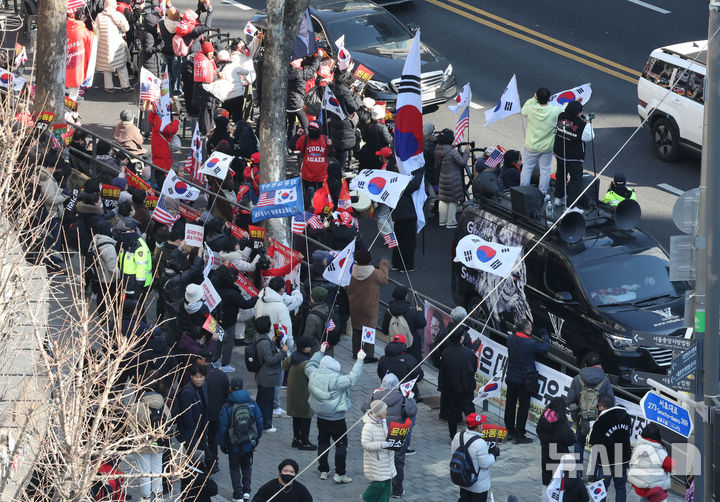 [서울=뉴시스] 배훈식 기자 = 윤석열 전 대통령의 내란 우두머리 혐의에 대한 1심 선고일인 19일 오후 서울 서초구 중앙지방법원 주변에 윤 전 대통령 지지자들이 공소 기각을 촉구하며 집회를 하고 있다. 2026.02.19. dahora83@newsis.com