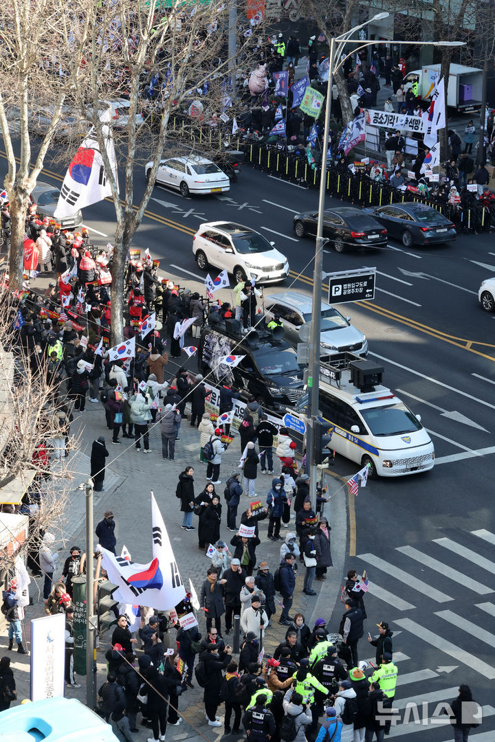 [서울=뉴시스] 배훈식 기자 = 윤석열 전 대통령의 내란 우두머리 혐의에 대한 1심 선고일인 19일 오후 서울 서초구 중앙지방법원 주변에 윤 전 대통령 지지자들이 공소 기각을 촉구하며 집회를 하고 있다. 2026.02.19. dahora83@newsis.com