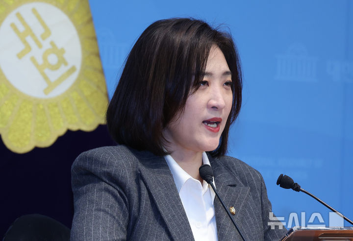 [서울=뉴시스] 김금보 기자 = 최보윤 국민의힘 수석대변인이 19일 오후 서울 여의도 국회 소통관에서 현안 논평을 하고 있다. 2026.02.19. kgb@newsis.com