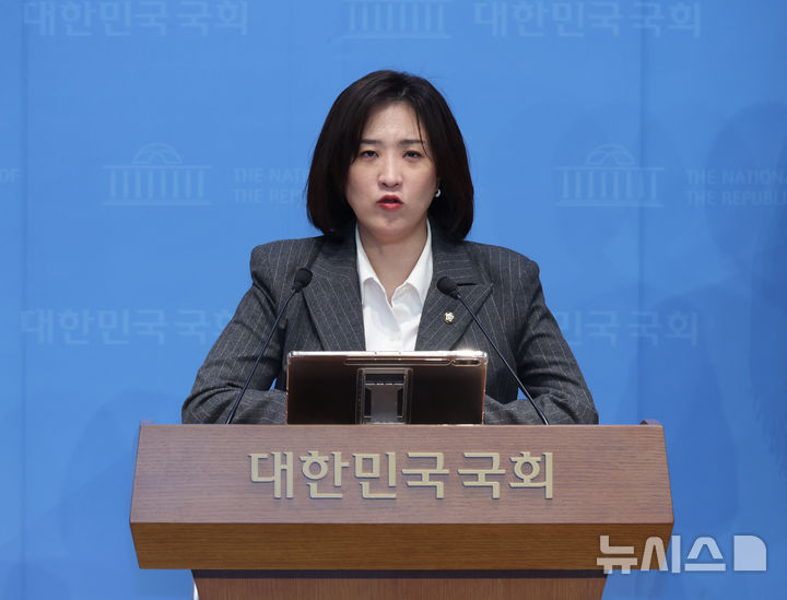 [서울=뉴시스] 김금보 기자 = 최보윤 국민의힘 수석대변인이 19일 오후 서울 여의도 국회 소통관에서 현안 논평을 하고 있다. 2026.02.19. kgb@newsis.com