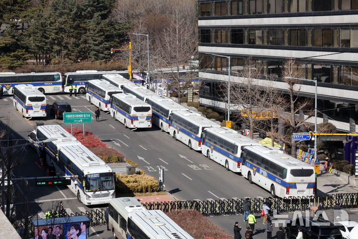 [서울=뉴시스] 배훈식 기자 = 윤석열 전 대통령의 내란 우두머리 혐의에 대한 1심 선고일인 19일 오후 서울 서초구 중앙지방법원 주변에 경찰이 세운 차벽이 도로를 통제하고 있다. 2026.02.19. dahora83@newsis.com