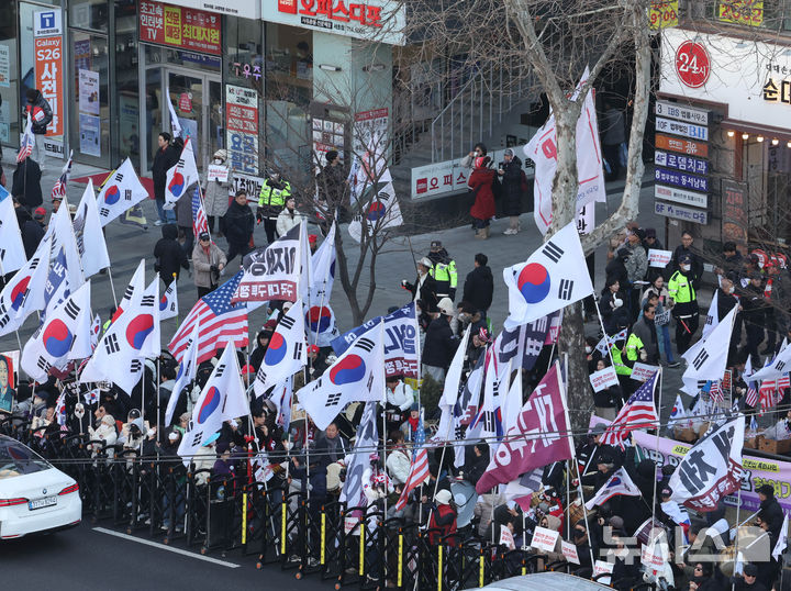 [서울=뉴시스] 배훈식 기자 = 윤석열 전 대통령의 내란 우두머리 혐의에 대한 1심 선고일인 19일 오후 서울 서초구 중앙지방법원 주변에 윤 전 대통령 지지자들이 공소 기각을 촉구하며 집회를 하고 있다. 2026.02.19. dahora83@newsis.com