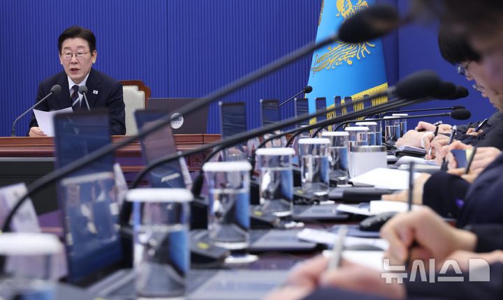 [서울=뉴시스] 최동준 기자 = 이재명 대통령이 19일 청와대에서 열린 수석보좌관회의에서 발언하고 있다. 2026.02.19. photocdj@newsis.com