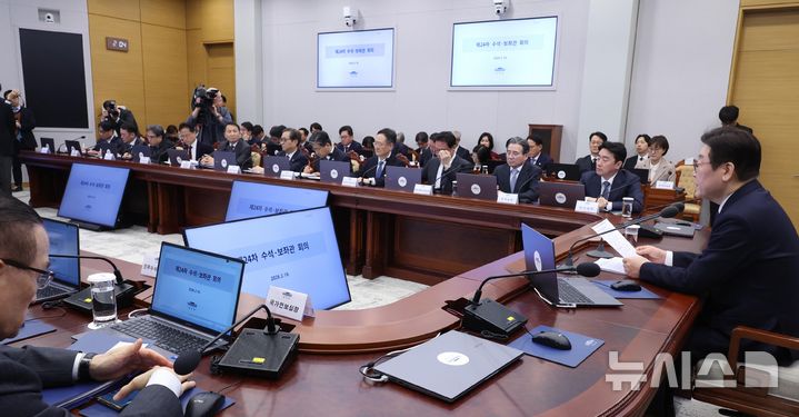 [서울=뉴시스] 최동준 기자 = 이재명 대통령이 19일 청와대에서 열린 수석보좌관회의에서 발언하고 있다. 2026.02.19. photocdj@newsis.com