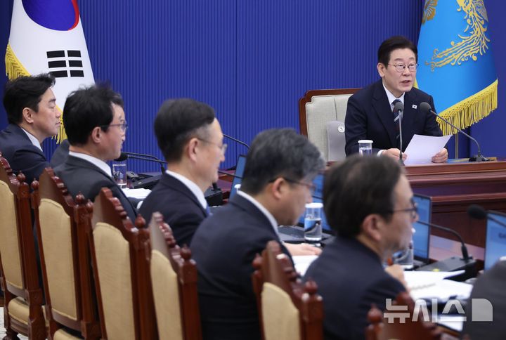 [서울=뉴시스] 최동준 기자 = 이재명 대통령이 19일 청와대에서 열린 수석보좌관회의에서 발언하고 있다. 2026.02.19. photocdj@newsis.com