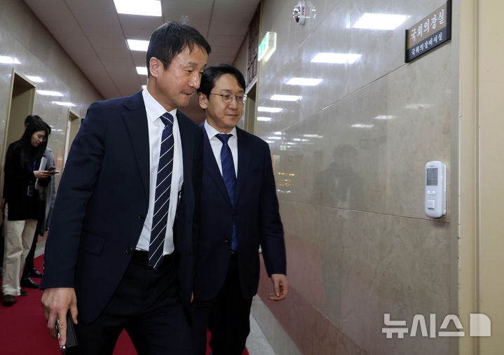 [서울=뉴시스] 조성봉 기자 = 한병도 더불어민주당 원내대표와 천준호 원내운영수석부대표가 19일 오후 서울 여의도 국회에서 본회의 개최 관련 우원식 국회의장을 면담하기 위해 집무실로 향하고 있다. 2026.02.19. suncho21@newsis.com