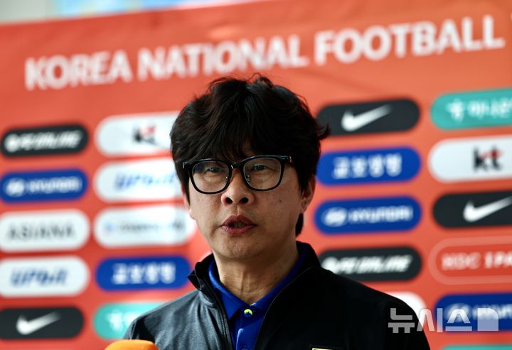 [인천공항=뉴시스] 김명년 기자 = 신상우 대한민국 여자축구 국가대표팀 감독이 19일 오후 인천국제공항 제1여객터미널에서 2026 아시아축구연맹(AFC) 여자 아시안컵을 위해 호주로 출국하기 전 기자회견하고 있다. 2026.02.19. kmn@newsis.com