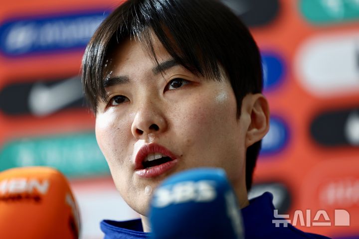[인천공항=뉴시스] 김명년 기자 = 대한민국 여자축구 국가대표팀 지소연이 19일 오후 인천국제공항 제1여객터미널에서 2026 아시아축구연맹(AFC) 여자 아시안컵을 위해 호주로 출국하기 전 기자회견하고 있다. 2026.02.19. kmn@newsis.com