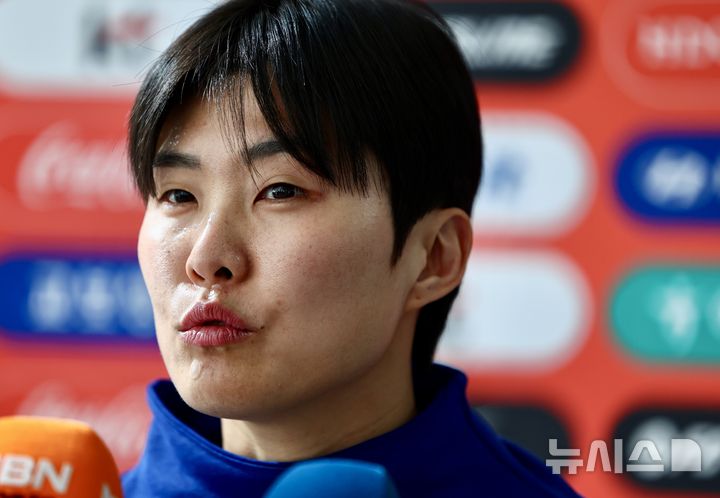 [인천공항=뉴시스] 김명년 기자 = 대한민국 여자축구 국가대표팀 지소연이 19일 오후 인천국제공항 제1여객터미널에서 2026 아시아축구연맹(AFC) 여자 아시안컵을 위해 호주로 출국하기 전 기자회견하고 있다. 2026.02.19. kmn@newsis.com