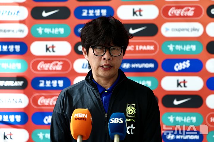 [인천공항=뉴시스] 김명년 기자 = 신상우 대한민국 여자축구 국가대표팀 감독이 19일 오후 인천국제공항 제1여객터미널에서 2026 아시아축구연맹(AFC) 여자 아시안컵을 위해 호주로 출국하기 전 기자회견하고 있다. 2026.02.19. kmn@newsis.com