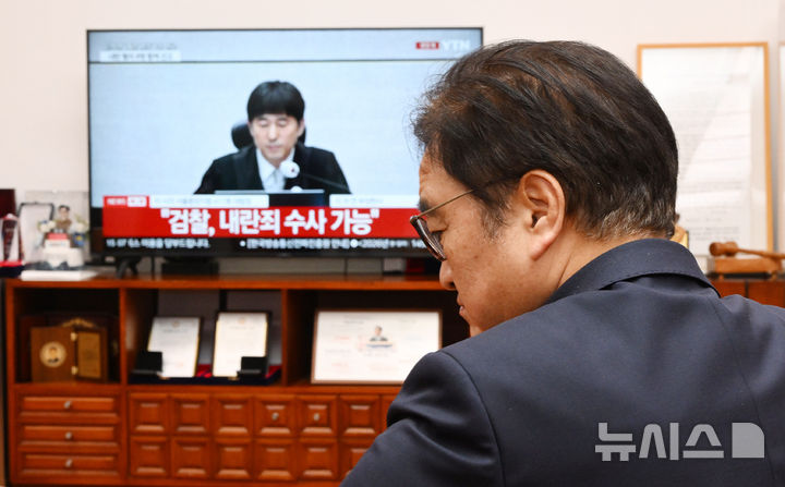 [서울=뉴시스] 고승민 기자 = 우원식 국회의장이 19일 서울 여의도 국회 의장집무실에서 윤석열 전 대통령 내란수괴혐의 선고 공판 생중계를 시청하고 있다. (공동취재) 2026.02.19. photo@newsis.com