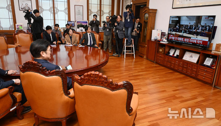 [서울=뉴시스] 고승민 기자 = 우원식 국회의장이 19일 서울 여의도 국회 의장집무실에서 윤석열 전 대통령 내란수괴혐의 선고 공판 생중계를 시청하고 있다. (공동취재) 2026.02.19. photo@newsis.com