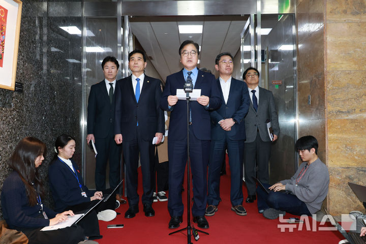 [서울=뉴시스] 고승민 기자 = 우원식 국회의장이 19일 서울 여의도 국회에서 윤석열 1심 공판 선고 관련 입장을 밝히고 있다. 2026.02.19. kkssmm99@newsis.com