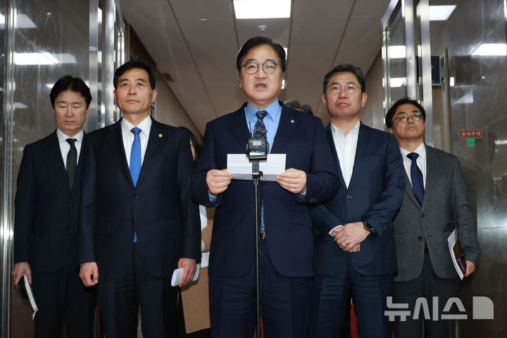 [서울=뉴시스] 고승민 기자 = 우원식 국회의장이 19일 서울 여의도 국회에서 윤석열 1심 공판 선고 관련 입장을 밝히고 있다. 2026.02.19. kkssmm99@newsis.com