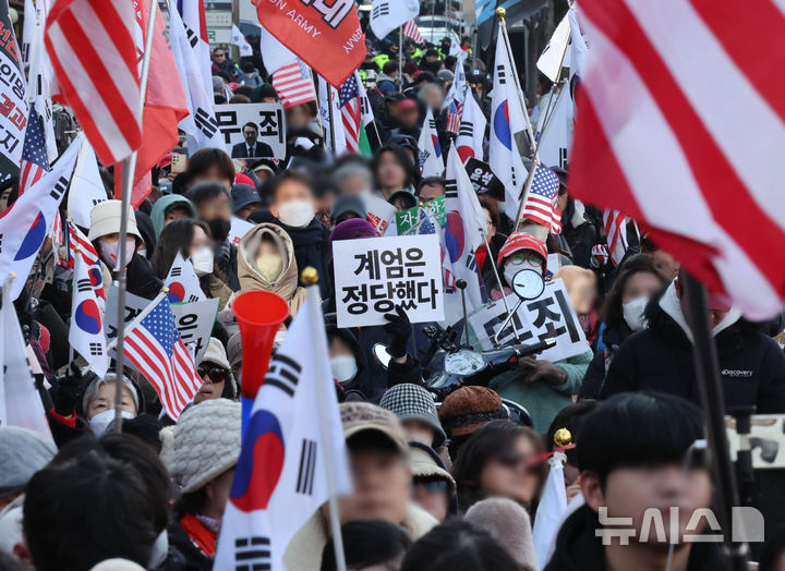 "사법부 못 믿어" vs "사형 나왔어야"…尹 선고에 법원 앞 '두 갈래'