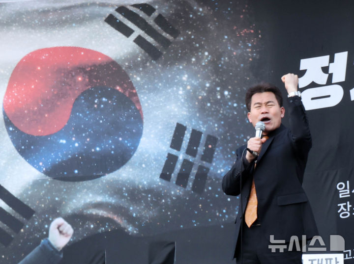 [서울=뉴시스] 배훈식 기자 = 윤석열 전 대통령이 내란 우두머리 혐의에 대해 무기징역을 선고받은 19일 오후 서울 서초구 중앙지방법원 주변에서 한국사 강사 출신 유튜버 전한길씨가 재판 결과에 대해 성토하고 있다. 2026.02.19. dahora83@newsis.com