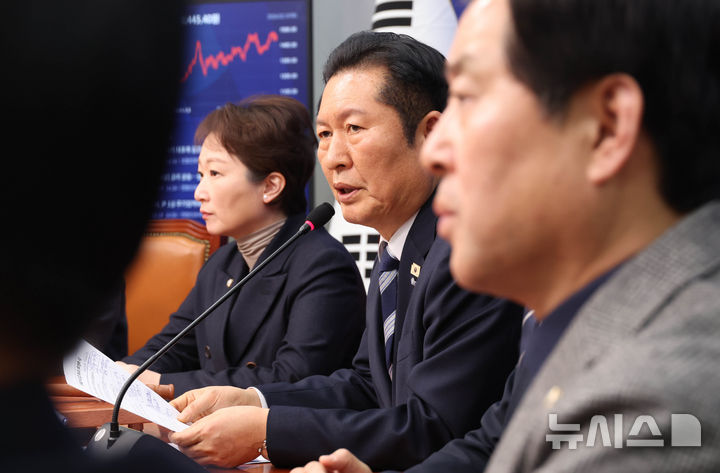 [서울=뉴시스] 조성봉 기자 = 정청래 더불어민주당 대표가 19일 오후 서울 여의도 국회에서 열린 최고위원회에서 '윤석열 전 대통령 내란 우두머리 혐의 사건 1심 선고' 관련 입장 발표를 하고 있다. 2026.02.19. suncho21@newsis.com