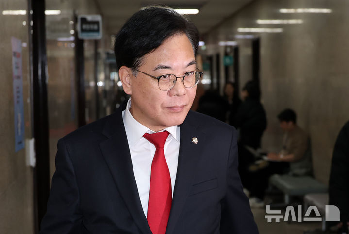 [서울=뉴시스] 김금보 기자 = 송언석 국민의힘 원내대표가 19일 오후 서울 여의도 국회에서 원내대표실로 들어가고 있다. (공동취재) 2026.02.19. photo@newsis.com