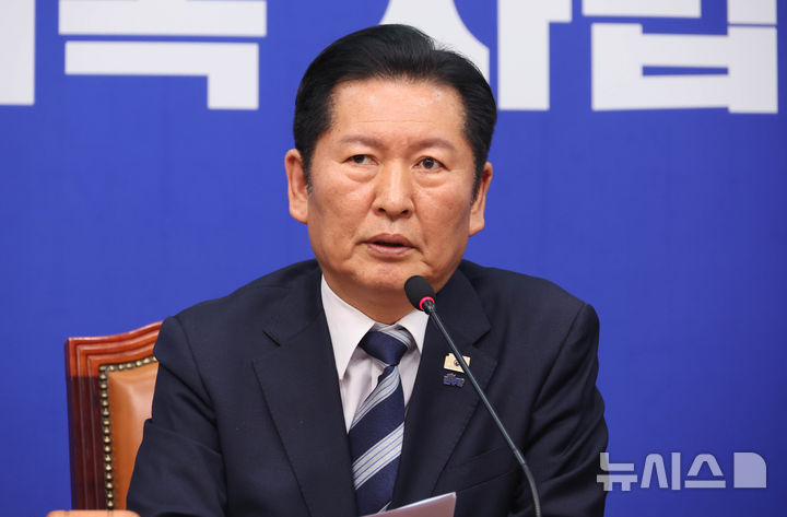 [서울=뉴시스] 조성봉 기자 = 정청래 더불어민주당 대표가 19일 오후 서울 여의도 국회에서 열린 최고위원회에서 '윤석열 전 대통령 내란 우두머리 혐의 사건 1심 선고' 관련 입장 발표를 하고 있다. 2026.02.19. suncho21@newsis.com