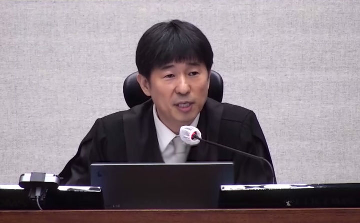 [서울=뉴시스] 서울중앙지법 형사합의25부 지귀연 부장판사가 19일 서울 서초구 서울중앙지방법원에서 열린 윤석열 전 대통령의 내란 우두머리 혐의 사건 1심 선고기일에서 윤 전 대통령에게 무기징역 등 관련 피고인들에게 주문을 선고하고 있다. (사진= 서울중앙지법 제공) 2026.02.19. photo@newsis.com *재판매 및 DB 금지