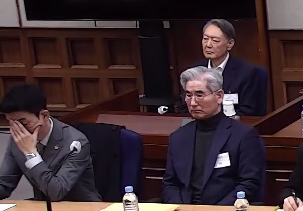 [서울=뉴시스] 윤석열(오른쪽 위) 전 대통령이 19일 서울 서초구 서울중앙지방법원에서 열린 내란 우두머리 혐의 사건 1심 선고기일에서 지귀연 부장판사의 판결문을 듣고 있다. 법원은 내란 우두머리 혐의로 기소된 윤 전 대통령에게 무기징역을 선고했다. 오른쪽 아래는 김용현 전 국방부 장관. (사진= 서울중앙지법 제공) 2026.02.19. photo@newsis.com *재판매 및 DB 금지